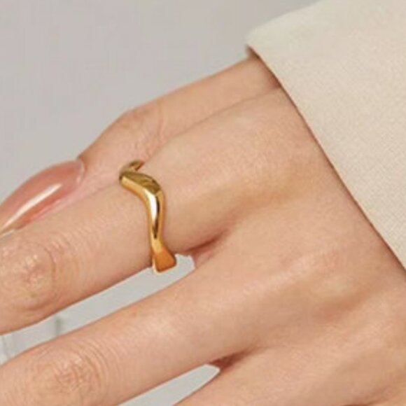 Gold Wavy Adjustable Ring. - Picture 1 of 4